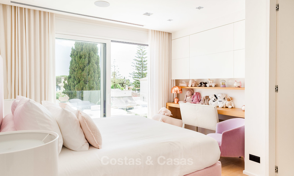 Exceptional, fully renovated beachside villa for sale on the prestigious Golden Mile, Marbella 10127