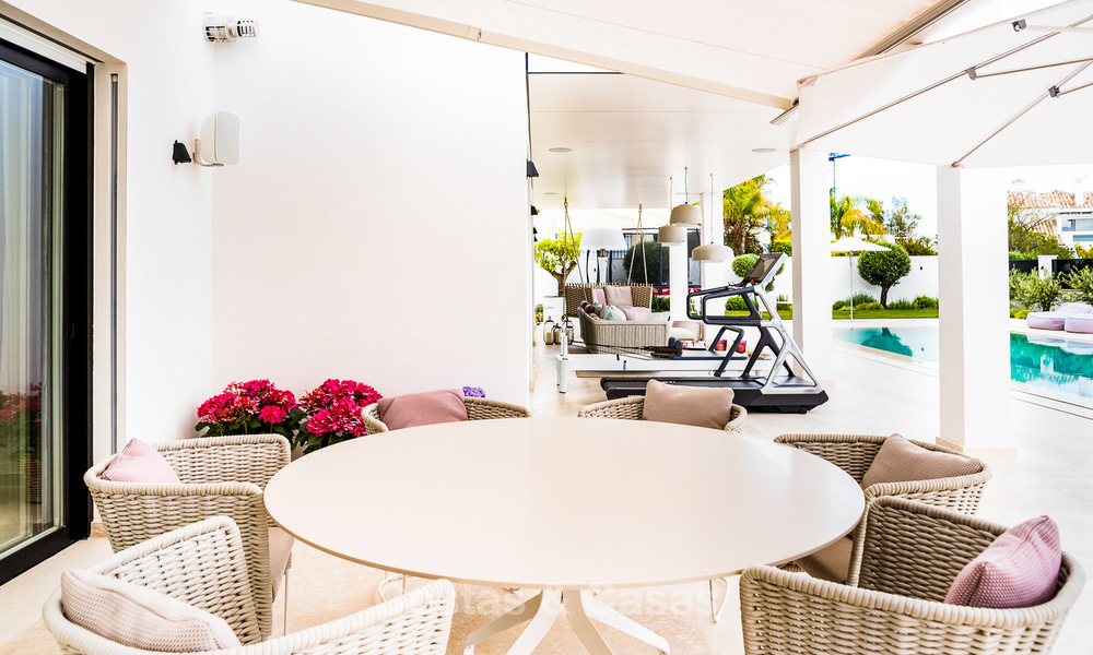 Exceptional, fully renovated beachside villa for sale on the prestigious Golden Mile, Marbella 10144