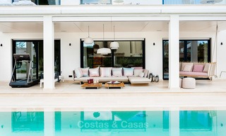Exceptional, fully renovated beachside villa for sale on the prestigious Golden Mile, Marbella 10162 