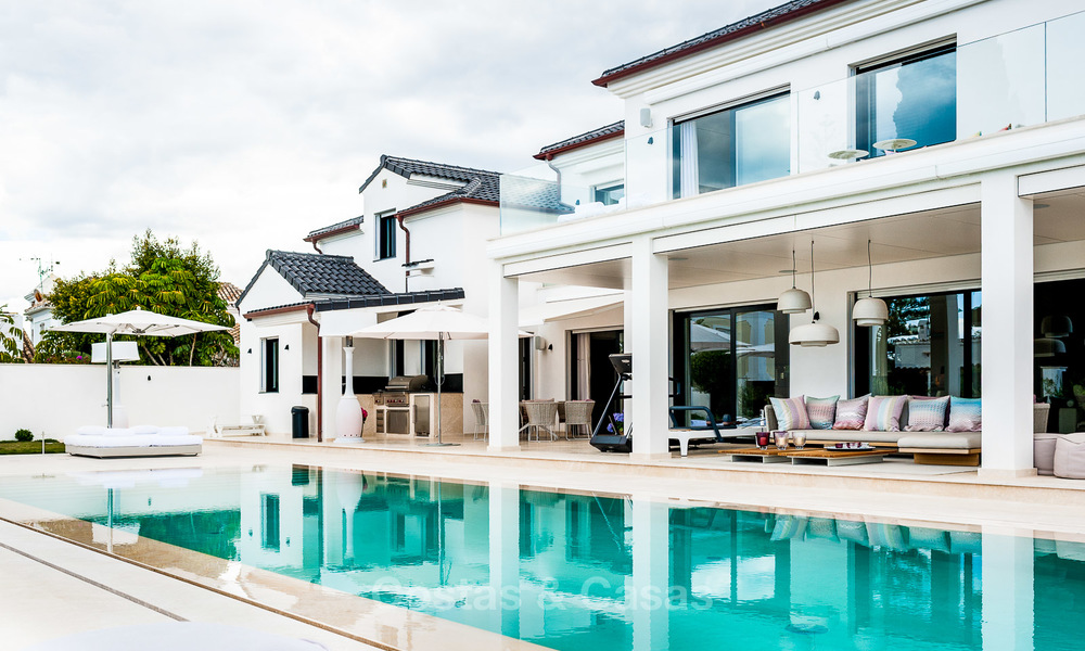 Exceptional, fully renovated beachside villa for sale on the prestigious Golden Mile, Marbella 10163