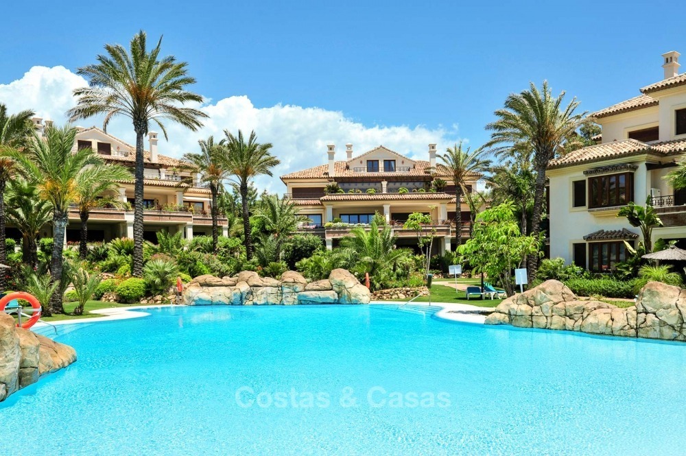 Exclusive frontline beach penthouse apartment with sea views and contemporary interior for sale in Los Monteros, Marbella 10689