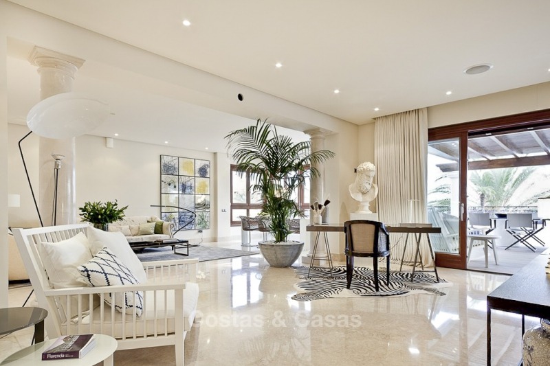 Exclusive frontline beach penthouse apartment with sea views and contemporary interior for sale in Los Monteros, Marbella 10652 