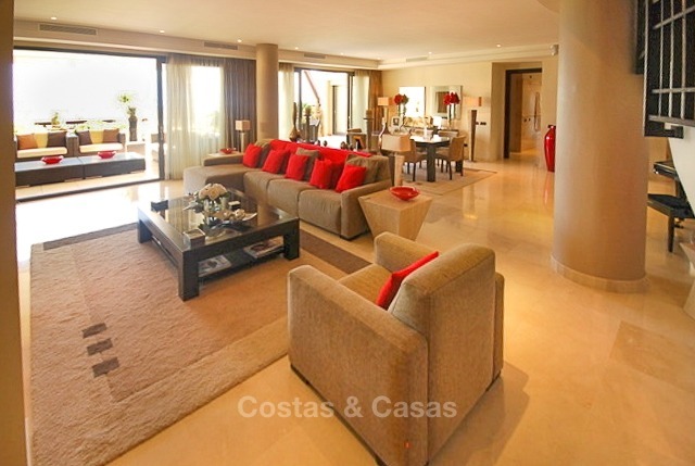 Exclusive frontline beach penthouse apartment with sea views for sale - Puerto Banus, Marbella 10680 