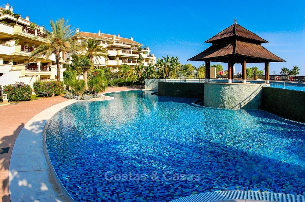 Exclusive frontline beach penthouse apartment with sea views for sale - Puerto Banus, Marbella 10683