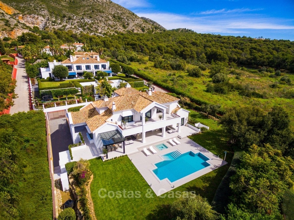 Impressive and very spacious renovated luxury villa for sale on the Golden Mile in Sierra Blanca, Marbella 10909