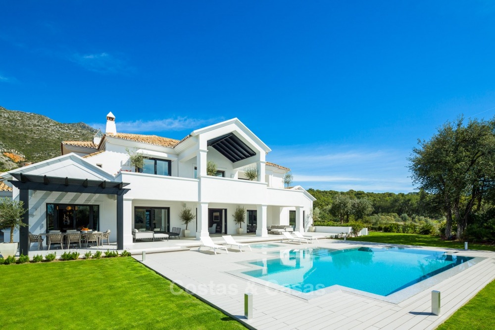Impressive and very spacious renovated luxury villa for sale on the Golden Mile in Sierra Blanca, Marbella 10912