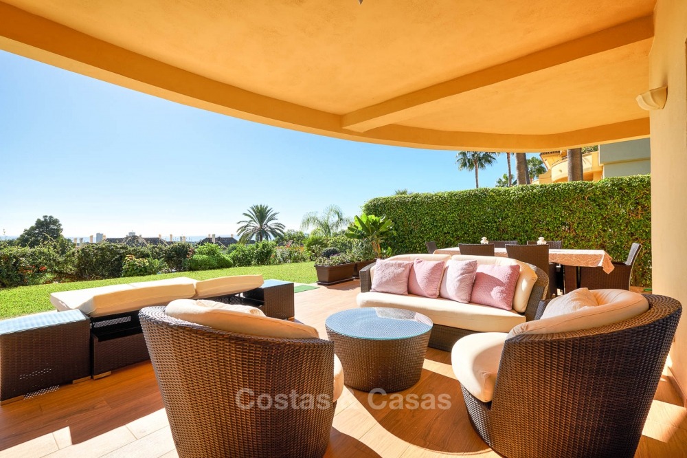 Luxury apartments and penthouses for sale with stunning golf and sea views - Elviria, Marbella 11055