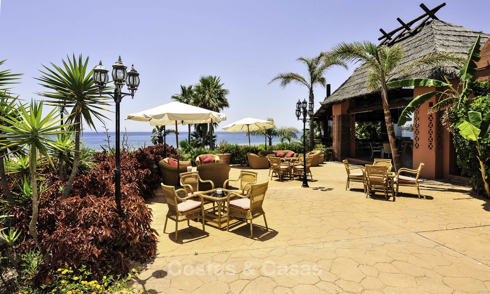 Attractive, spacious apartment in an exclusive beachfront complex for sale, between Marbella and Estepona 12327