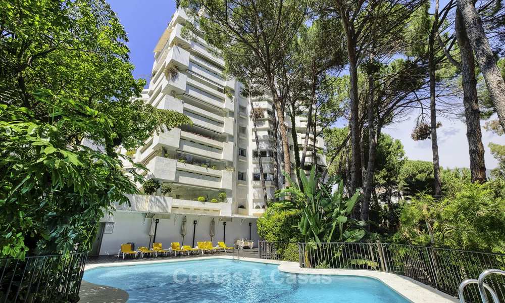 Spacious and luxurious beachside apartment in a prestigious complex for sale, near the centre of Marbella - Golden Mile 11955
