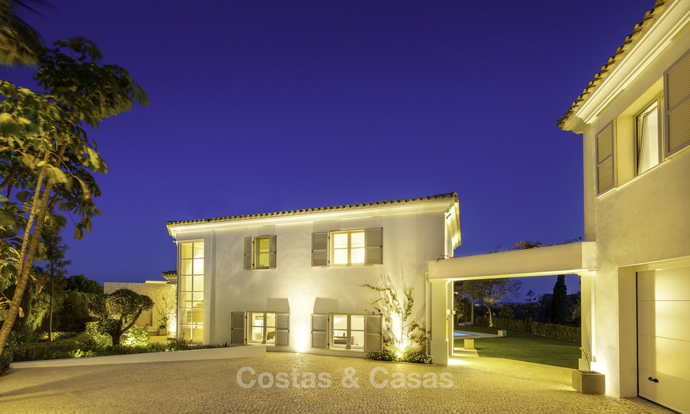 Prestigious luxury villa on an exceptional location for sale, frontline golf, sea views and ready to move in - Nueva Andalucia, Marbella 17111