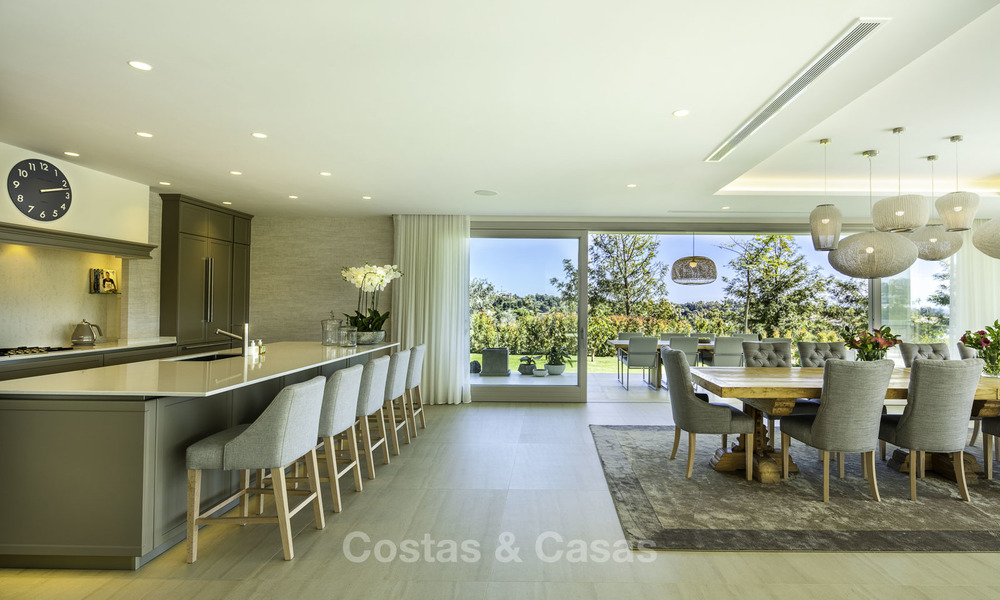 Prestigious luxury villa on an exceptional location for sale, frontline golf, sea views and ready to move in - Nueva Andalucia, Marbella 17127