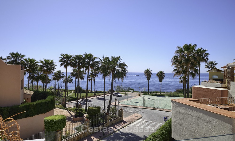 Fully renovated townhouse in beachfront complex for sale, with sea views and direct access to the beach, between Estepona and Marbella 12176