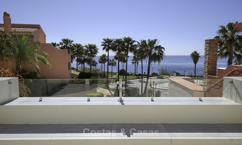 Fully renovated townhouse in beachfront complex for sale, with sea views and direct access to the beach, between Estepona and Marbella 12177