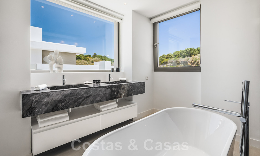 New modern detached luxury villas for sale on the New Golden Mile, between Marbella and Estepona. Ready to move in. 43089