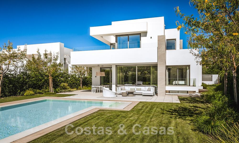 New modern detached luxury villas for sale on the New Golden Mile, between Marbella and Estepona. Ready to move in. 43097