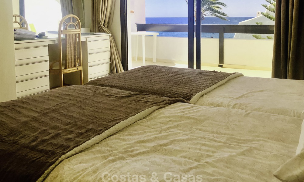 Marvellous frontline beach townhouse with beautiful sea views for sale on the prestigious Golden Mile, Marbella 13696
