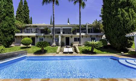 Charming renovated Mediterranean style villa with sea views on a large plot for sale in Benahavis - Marbella 14150