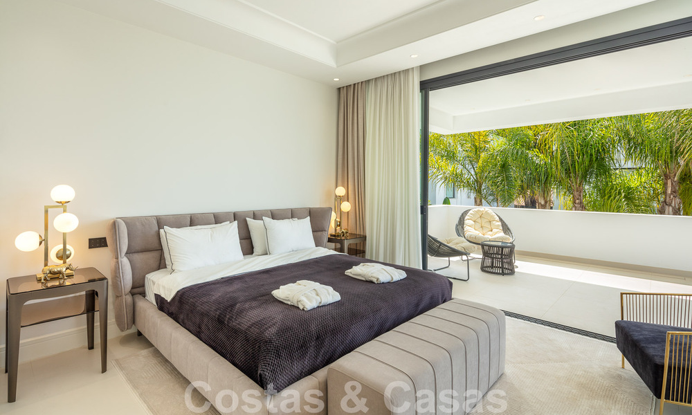 Beachside luxury villa for sale on the Golden Mile, Marbella, at walking distance to the beach and Puerto Banus 801476