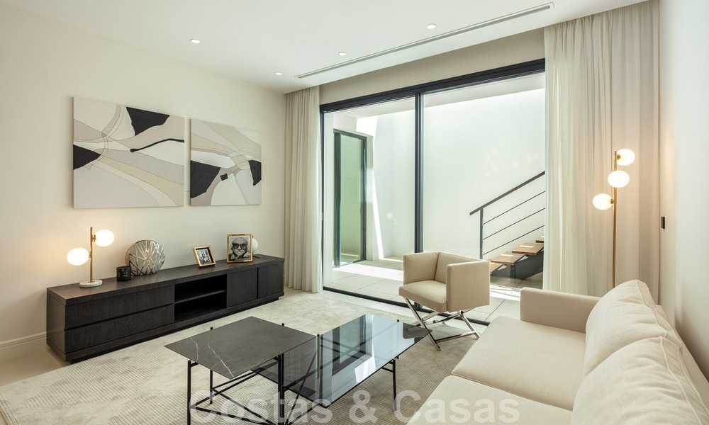Beachside luxury villa for sale on the Golden Mile, Marbella, at walking distance to the beach and Puerto Banus 801477