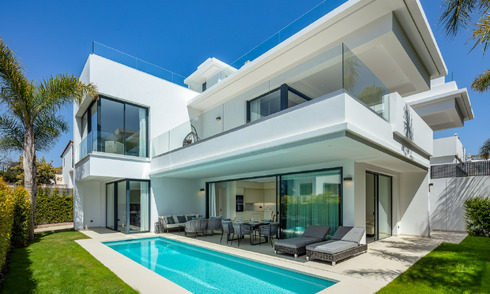 Beachside luxury villa for sale on the Golden Mile, Marbella, at walking distance to the beach and Puerto Banus 801478