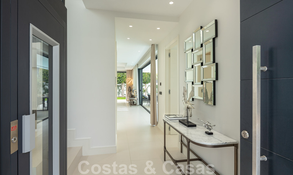 Beachside luxury villa for sale on the Golden Mile, Marbella, at walking distance to the beach and Puerto Banus 801483