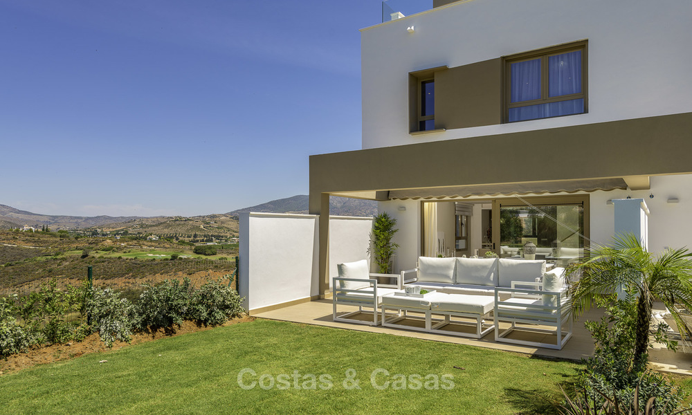New, move-in ready, modern townhouses for sale on an acclaimed golf resort in Mijas, Costa del Sol. 10% discount! 15660
