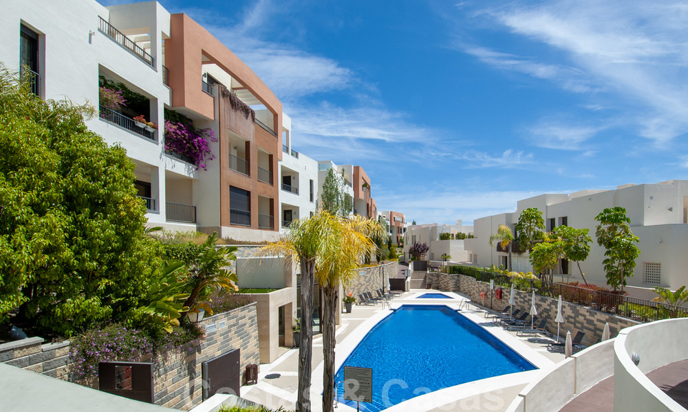 Move-in ready modern 3-bed apartment with spectacular sea and mountain views for sale in Marbella 27418