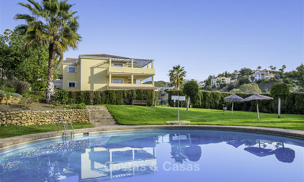 Attractive 3-bed penthouse apartment with spacious terraces and panoramic views for sale, Benahavis - Marbella 17575