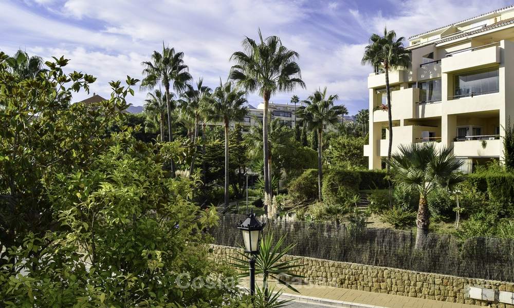 Attractive apartment for sale in a looked after beachfront complex, East Marbella 19580
