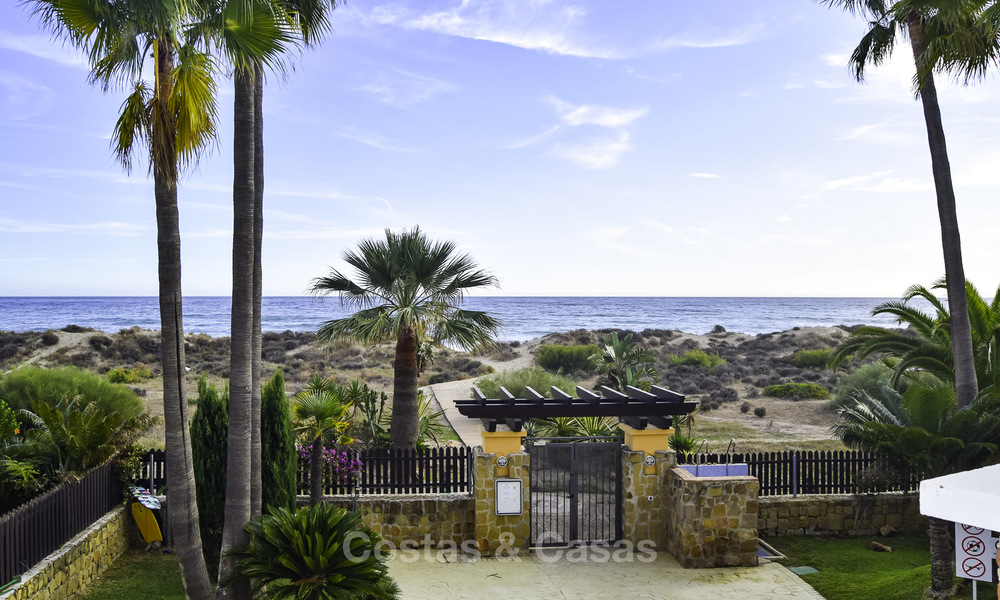 Attractive apartment for sale in a looked after beachfront complex, East Marbella 19594