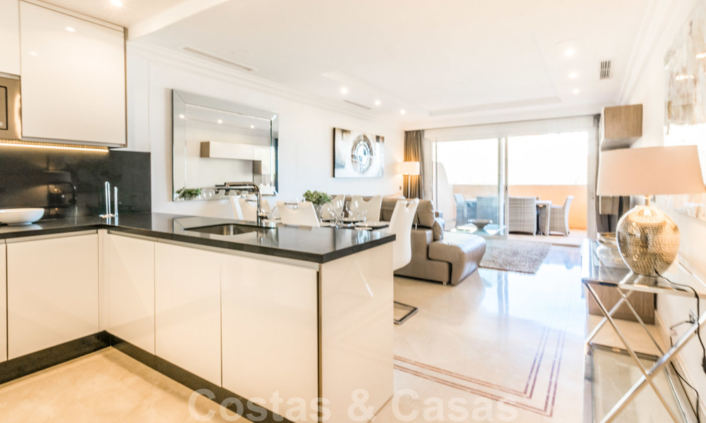 Beautiful apartment with large terrace and nice sea views for sale in a luxury complex with lots of facilities in Nueva Andalucia, Marbella 20100