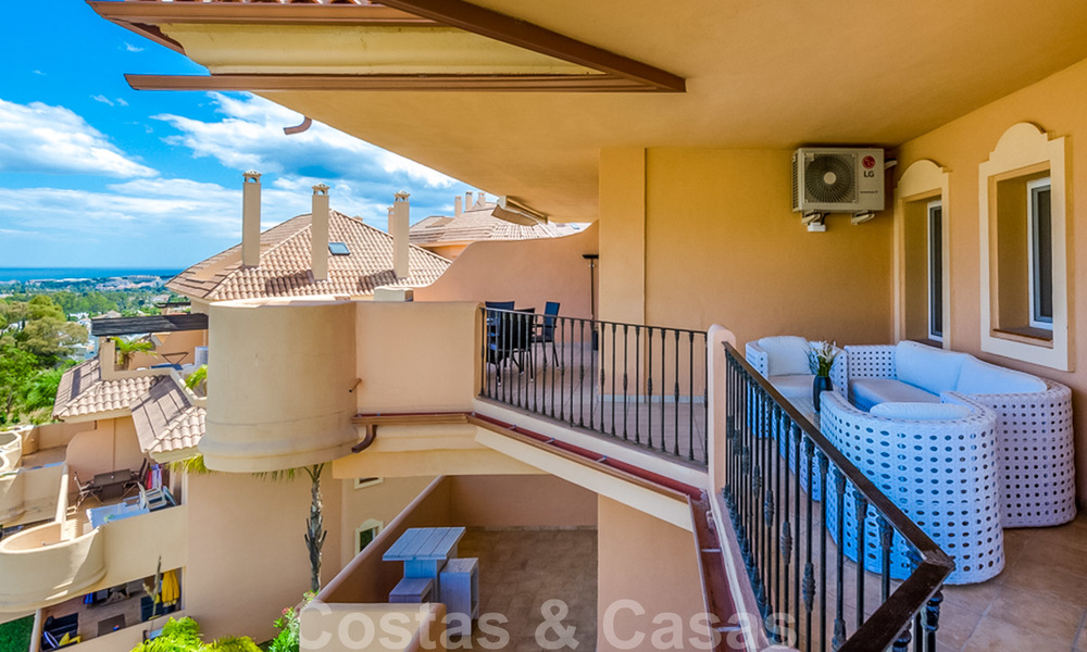 Spacious, fully renovated apartment with sea views for sale in a prestigious complex with many amenities in Nueva Andalucia, Marbella 20193