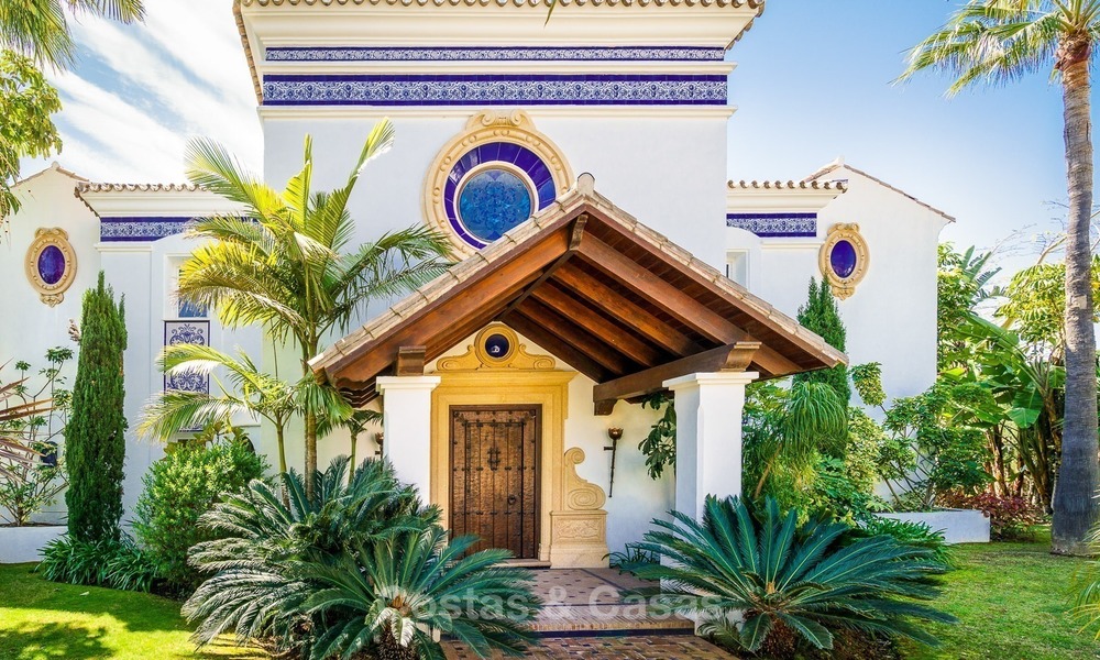 Classic style luxury villa for sale in a golf urbanization in Marbella - Benahavis 925