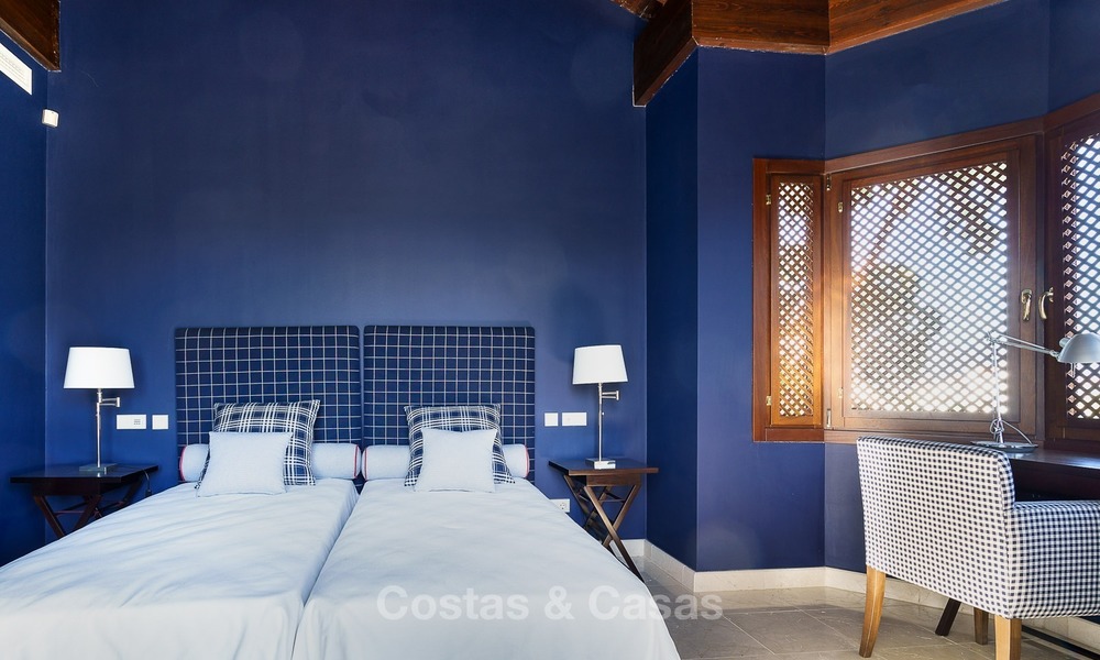 Classic style luxury villa for sale in a golf urbanization in Marbella - Benahavis 938