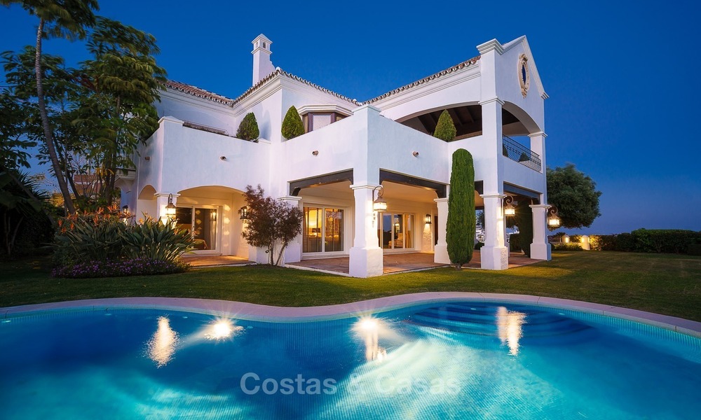 Classic style luxury villa for sale with sea views in a golf urbanization in Marbella - Benahavis 953