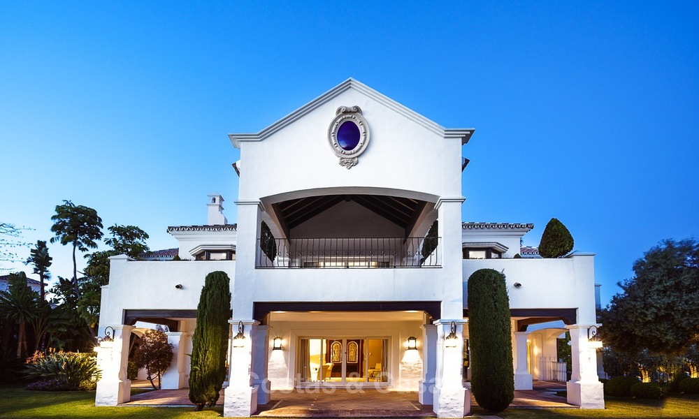 Classic style luxury villa for sale in a golf urbanization in Marbella - Benahavis 954