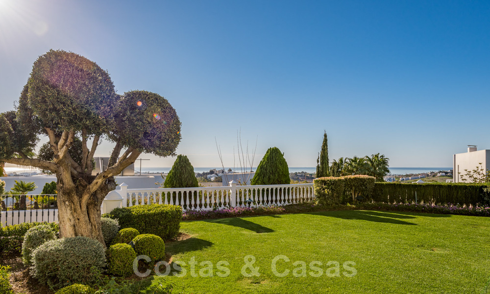 Classic style luxury villa for sale with sea views in a golf urbanization in Marbella - Benahavis 41491