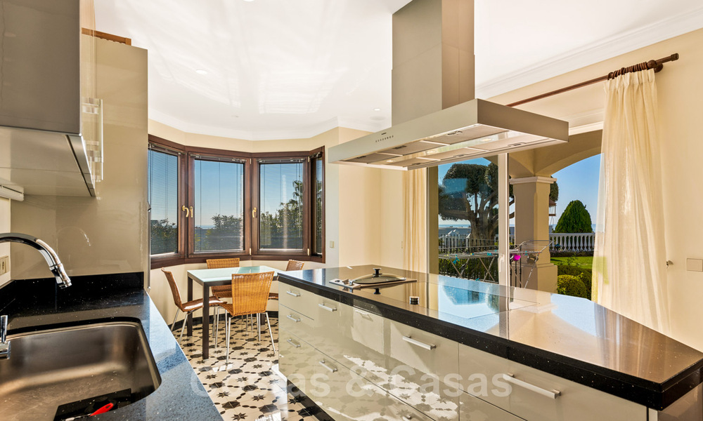 Classic style luxury villa for sale with sea views in a golf urbanization in Marbella - Benahavis 41506