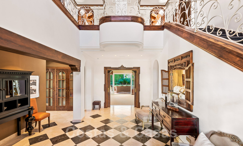 Classic style luxury villa for sale with sea views in a golf urbanization in Marbella - Benahavis 41507