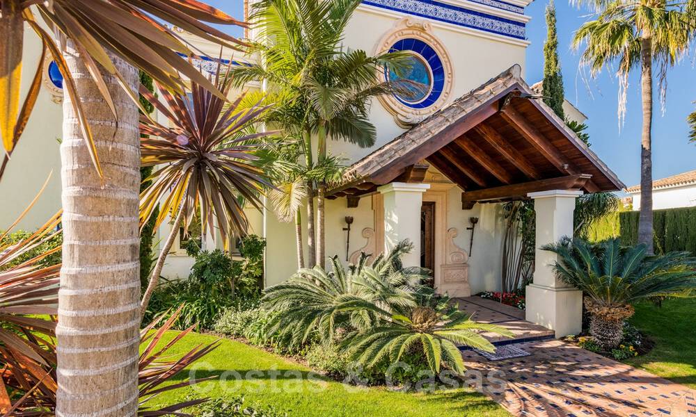 Classic style luxury villa for sale with sea views in a golf urbanization in Marbella - Benahavis 41515