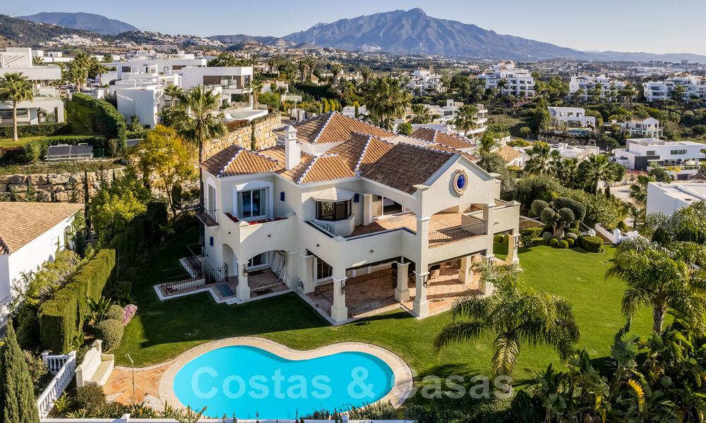 Classic style luxury villa for sale with sea views in a golf urbanization in Marbella - Benahavis 41516