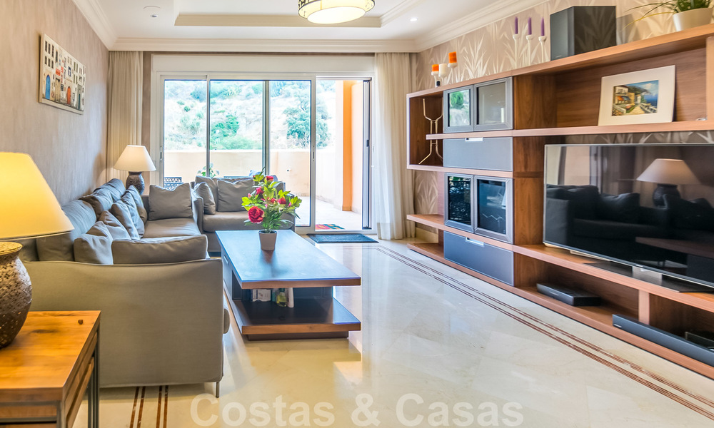 Elegant, recently renovated apartment with beautiful open views for sale in a prestigious complex in Nueva Andalucía, Marbella 20302