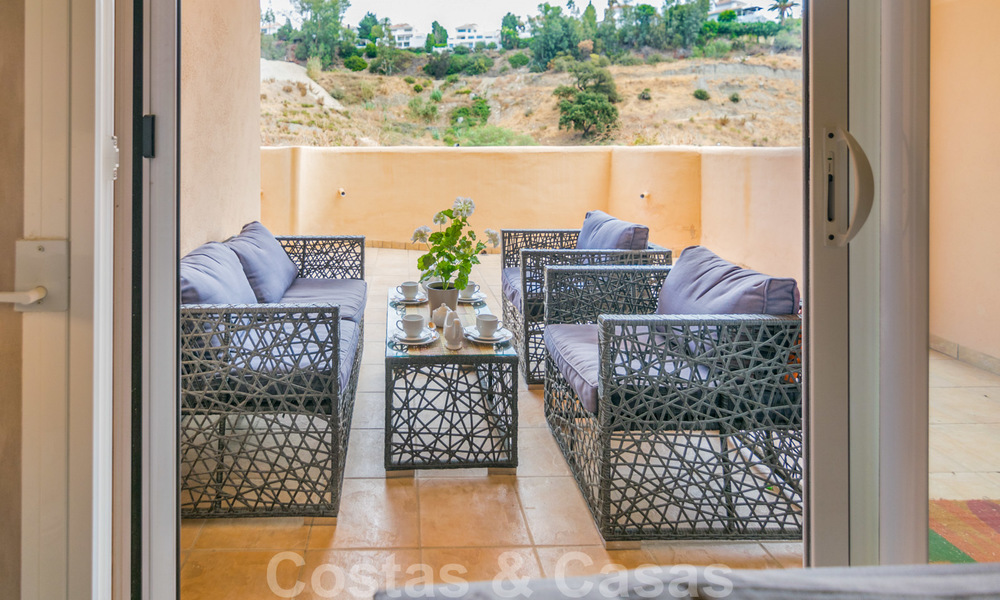 Elegant, recently renovated apartment with beautiful open views for sale in a prestigious complex in Nueva Andalucía, Marbella 20305