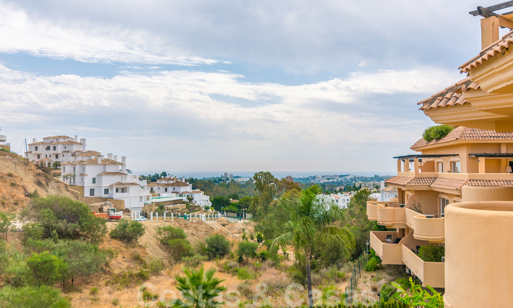 Elegant, recently renovated apartment with beautiful open views for sale in a prestigious complex in Nueva Andalucía, Marbella 20308
