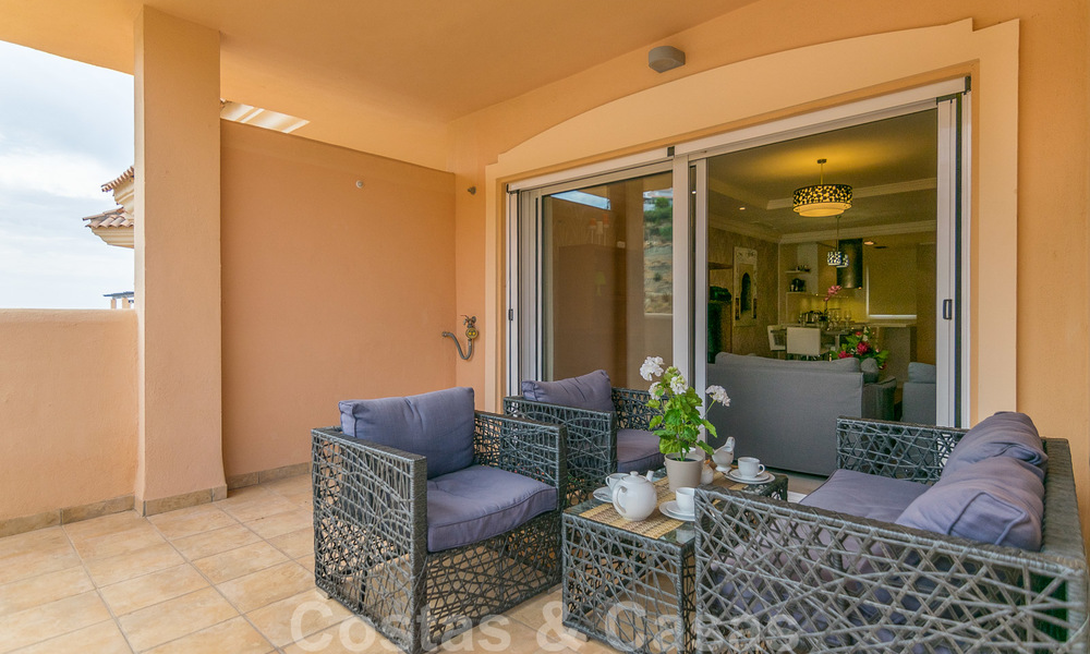 Elegant, recently renovated apartment with beautiful open views for sale in a prestigious complex in Nueva Andalucía, Marbella 20314