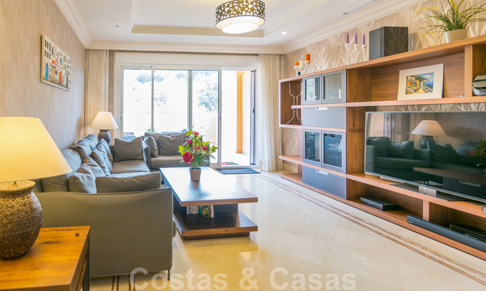 Elegant, recently renovated apartment with beautiful open views for sale in a prestigious complex in Nueva Andalucía, Marbella 20320
