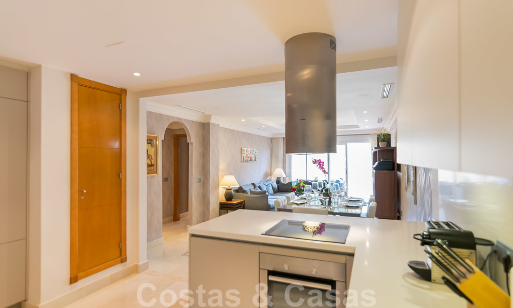 Elegant, recently renovated apartment with beautiful open views for sale in a prestigious complex in Nueva Andalucía, Marbella 20322