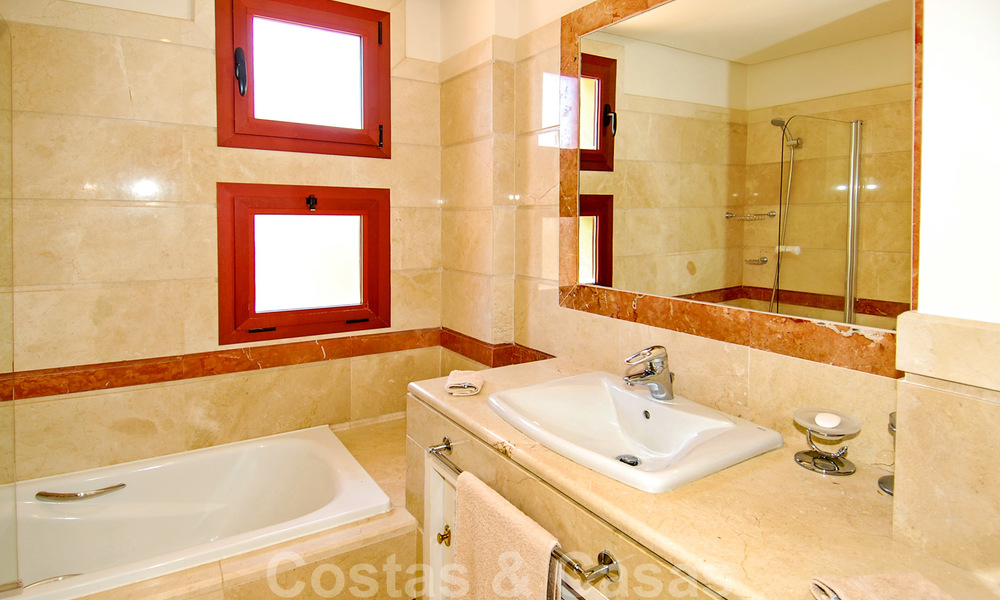 Gran Bahia: Luxury apartments for sale near the beach in a prestigious complex, just east of Marbella town 23016