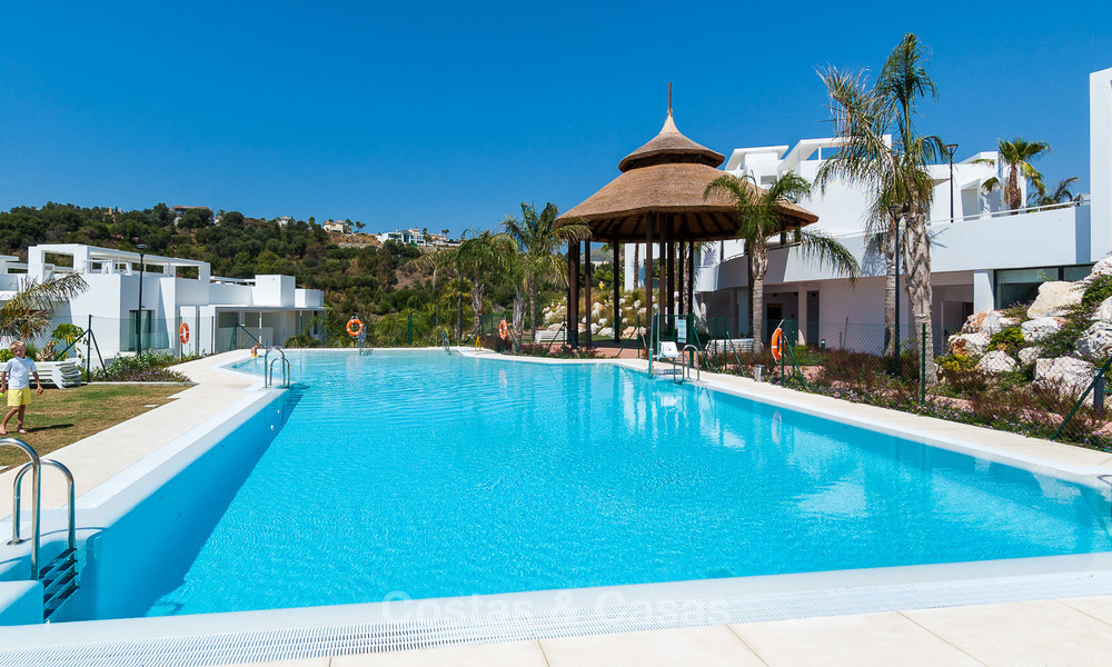 For sale in Atalaya Hills: Modern style apartments with golf and sea views in Benahavis - Marbella 24225