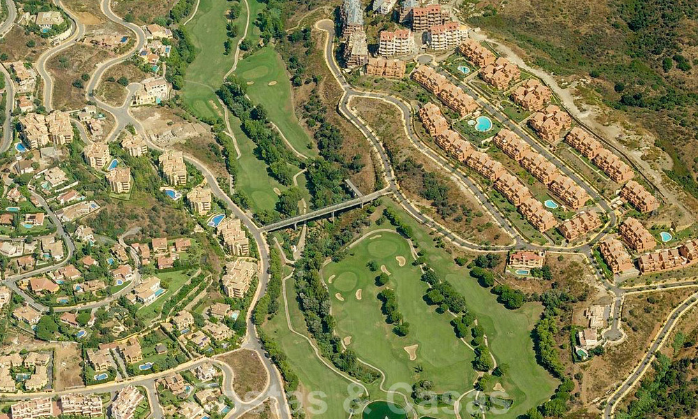 Mediterranean style villas and semi-detached villas with sea- and golf views in Elviria, Marbella 24418
